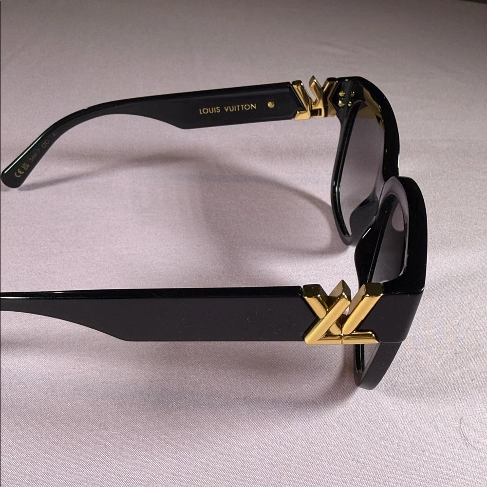 Louis Vuitton Sunglasses in Black with Gold Details -New, never worn - Picture 3 of 8